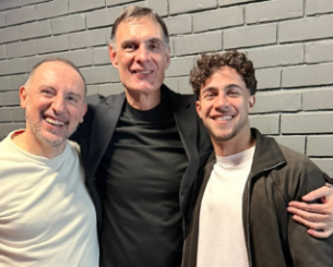 Ο «θερμός» εναγκαλισμός ανάμεσα σε Μπαρτζώκα και Κωστούλα μετά τη νίκη του Ολυμπιακού στο ντέρμπι