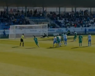 Το χειρότερο πέναλτι στην ιστορία: Ποδοσφαιριστής έστειλε την μπάλα έξω απ' το γήπεδο (video)