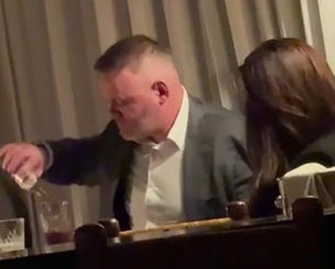 «Διασκέδαζε με δυο γυναίκες, φαινόταν να έχει πιει αρκετά και του έπεφτε το παντελόνι» - Σάλος με  διάσημο πρώην ποδοσφαιριστή