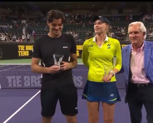 Η Ριμπάκινα έβγαλε το χέρι ενός άνδρα από τη μέση της κατά τη διάρκεια της απονομής τροπαίου (video)