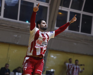 Ο Ολυμπιακός πήρε το ντέρμπι με την ΑΕΚ και «κοιτάζει» τη κορυφή της Handball Premier