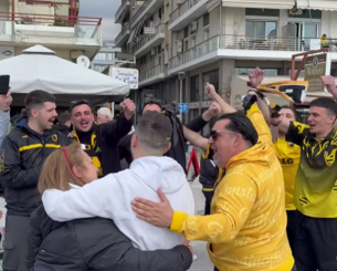 Κιτρινόμαυρη «απόβαση» στον Βόλο – Χιλιάδες φίλοι της ΑΕΚ μετέτρεψαν σε κερκίδα τα καταστήματα της παραλιακής (video)