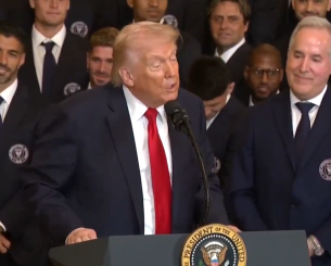 Ποιος είναι ο πρώην προπονητής των Άρη και Ηρακλή που βρέθηκε στην εκδήλωση του Τραμπ δίπλα στον Μέσι