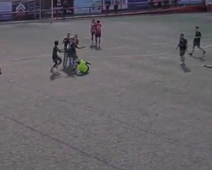 Τρομερό περιστατικό στην Ισπανία - Παίκτης γρονθοκόπησε διαιτητή και η ομάδα του τον υπερασπίστηκε