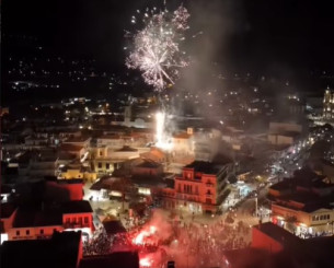 Πάρτι στην πλατεία της Καλαμάτας - Παίκτες και κόσμος τραγουδούν: «Ερχόμαστε, μαύρη ολέ, ολέ, ολέ»! (videos, photos)