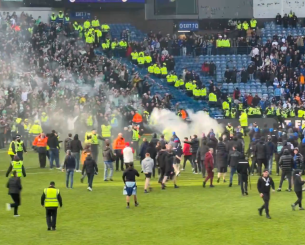 Χαμός στο ντέρμπι της Σκωτία: Οπαδοί των Ρέιτζερς και Σέλτικς εισέβαλαν στο γήπεδο (video)