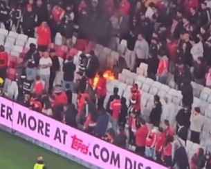 Φωτιά στις εξέδρες του «Ντα Λουζ» κατά τη διάρκεια του ντέρμπι της Μπενφίκα με την Πόρτο (video)