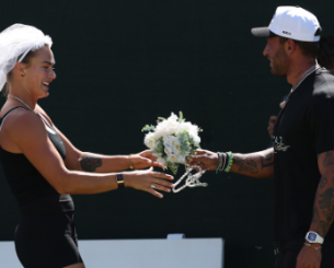 Η Σαμπαλένκα και ο σύντροφός της έκαναν... προπόνηση στο κορτ για τον γάμο τους (photo)