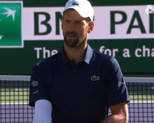 Δύσκολη στιγμή για τον Τζόκοβιτς: Έκανε εμετό κατά τη διάρκεια του αγώνα και είχε δεμένο χέρι (video)