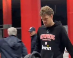 Μόνος του έφτασε στο ΣΕΦ ο τραυματίας Σάσα Βεζένκοφ (video)