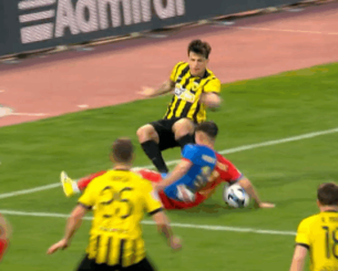 Το πέναλτι που ζήτησε η ΑΕΚ, η εξέταση του VAR και η απόφαση του Τσιμεντερίδη που προκάλεσε αντιδράσεις (video)