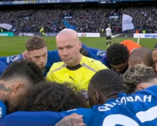 Απίθανη στιγμή - Οι παίκτες της Τσέλσι περικύκλωσαν τον διαιτητή πριν τη σέντρα (video)