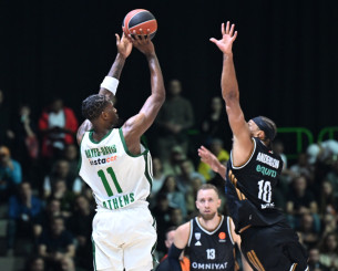 Η απόλυτη «μαχαιριά»: Το τρίποντο του Χέιζ-Ντέιβις που κλείδωσε τη νίκη για τον Παναθηναϊκό (video)