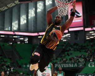 Σταυρωτή ντρίπλα κι απίθανο κάρφωμα του Γκρέι στο... πρόσωπο του Γκραντ (video)