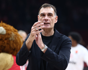 Ο Μπαρτζώκας αποθέωσε τον Φουρνιέ: «Ο Εβάν δουλεύει στο 150% ακόμα και στην προπόνηση»