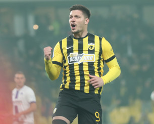 Η ΑΕΚ πήρε τα... δώρα και είναι μόνη πρώτη ξανά!