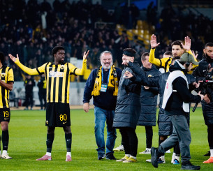 Η στιγμή που οι παίκτες της ΑΕΚ έμαθαν για τις γκέλες του Ολυμπιακού και του ΠΑΟΚ (video)