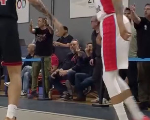 Τι λέει η πλευρά του Ολυμπιακού για το επεισόδιο Φουρνιέ - οπαδού: Η φωτογραφία με τις χειρονομίες