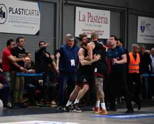 Το βίντεο του επεισοδιου με τον Φουρνιέ να ορμά στα court seats