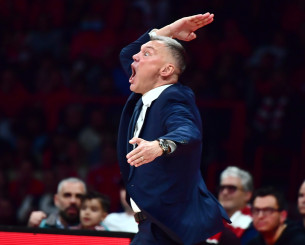 «Στράβωσε» ο Σάρας με δημοσιογράφο μετά την ήττα της Φενερ: «Για αυτό σπουδάζετε δημοσιογραφία;» (video)