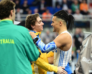 Η αγκαλιά του Ντουπλάντις με τον Καραλή - Ο Σουηδός έβγαλε το... καπέλο στον «Μανόλο» (video)