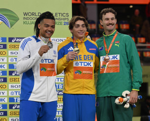 Ο Καραλής πήρε στα χέρια του το αργυρό μετάλλιο στο Παγκόσμιο κλειστού στίβου (video)