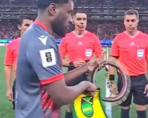 Απίθανο - Ο αρχηγός της Τζαμάικα δεν δέχτηκε το δώρο της Νέας Καληδονίας πιστεύοντας ότι τον... μάγιεψαν