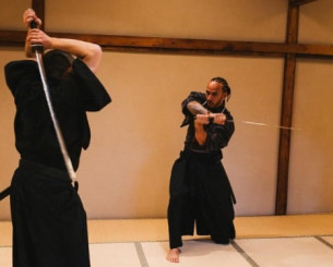 Ο Λιούις Χάμιλτον πήρε το... κατάνα του και ντύθηκε Σαμουράι (video)