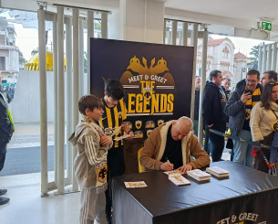 Πλήθος κόσμου της ΑΕΚ στην «Allwyn Arena» για τον Βασίλη Δημητριάδη (video)