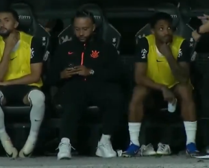 Χαμός με Ντεπάι στη Βραζιλία: Ήταν στον πάγκο και χάζευε στο κινητό του την ώρα του αγώνα (video)