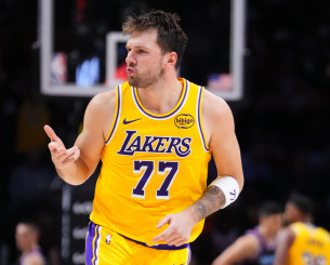 «Εξωγήινος» Ντόντσιτς οδήγησε τους Λέικερς με 60 πόντους, εξασφάλισαν τα playoffs οι Σπερς