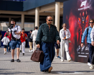 Πώς ο Χάμιλτον «έσπασε» τους κανόνες και θεωρείται ο πιο καλοντυμένος πιλότος της Formula 1