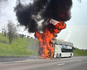 Σοκ σε αυτοκινητόδρομο του Λονδίνου: Πούλμαν οπαδών της Μάντσεστερ Σίτι τυλίχθηκε στις φλόγες (video)