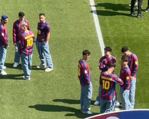 Σε όλες τις φανέλες το όνομά του - Οι παίκτες της Μπαρτσελόνα τίμησαν τον Ροναλντίνιο για τα γενέθλια του (video)