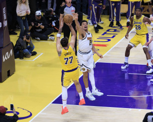 Με buzzer beater του Ντόντσιτς οι Λέικερς, συνεχίζουν το σερί τους οι Μάτζικ