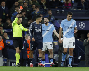 Δοκάρι, αποβολή και πέναλτι στο Μάντσεστερ - Η Ρεάλ άνοιξε το σκορ με τον Βινίσιους (video)