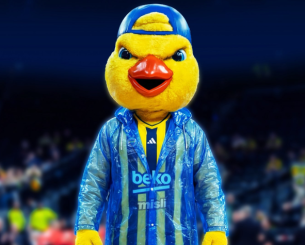 Η μασκότ της Φενέρ φόρεσε... αδιάβροχο και τρόλαρε τον Ολυμπιακό