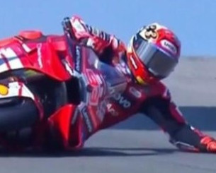 Σοκαριστική πτώση για τον Μαρκ Μάρκεθ με 191 χιλιόμετρα την ώρα (video)