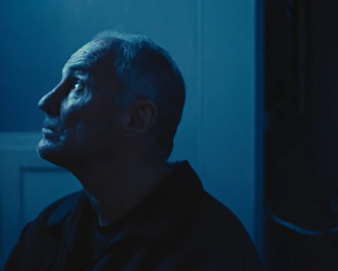 Eγκατέλειψε την οικογένειά του πριν από 35 χρόνια και τώρα ο πρώην ποδοσφαιριστής αποκάλυψε ότι είναι ομοφυλόφιλος (video)