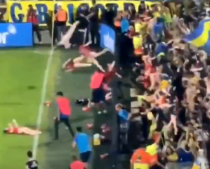 Απίστευτο σκηνικό από οπαδούς της Ροσάριο: Πέταξαν φουσκωτές κούκλες με φανέλες της Νιούελς στο γήπεδο (video)