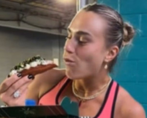 Η Σαμπαλένκα απολαμβάνει χοτ ντογκ αξίας 100 δολαρίων και τρελαίνεται (video)