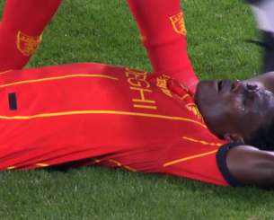 Τρομακτικές στιγμές στο Νάπολι-Λέτσε: Παίκτης κατέρρευσε πιάνοντας το στήθος του