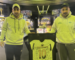 Συγκινητική στιγμή - Στο Μουσείο της ΑΕΚ η φανέλα του Παντελή Παντελίδη από το κύπελλο του 2016 (photos)