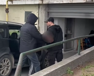 Στα δικαστήρια υπό δρακόντεια μέτρα ασφαλείας ο 23χρονος που απολογείται για τη δολοφονία του Κλεομένη (video)