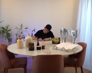 Το συγκινητικό βίντεο με τον Μάνταλο να γράφει γράμμα στον γιο του