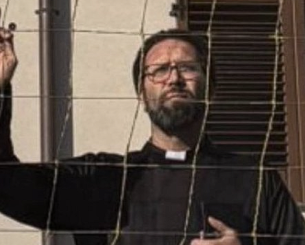 Απίθανο περιστατικό: Τιμωρημένος προπονητής ντύθηκε... ιερέας για να είναι δίπλα στην ομάδα του