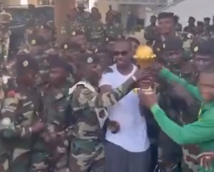 Απίστευτο: Ο προπονητής της Σενεγάλης πήγε σε... στρατιωτική βάση το τρόπαιο του Κυπέλλου Εθνών Αφρικής (video)