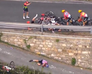 Απίστευτη καραμπόλα και σοκαριστική πτώση σε αγώνα ποδηλασίας - Στο νοσοκομείο μία αθλήτρια (video)