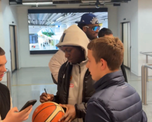 Η «θερμή» υποδοχή νεαρών φίλων του μπάσκετ στην αποστολή του Παναθηναϊκού (video)