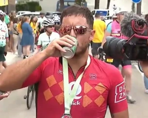 Ο Αζάρ το έριξε στην ποδηλασία και το γιόρτασε πίνοντας μπίρες